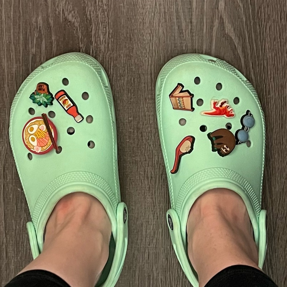 Women’s Size 6 Mint Croc Clog JIBBITZ INCLUDED